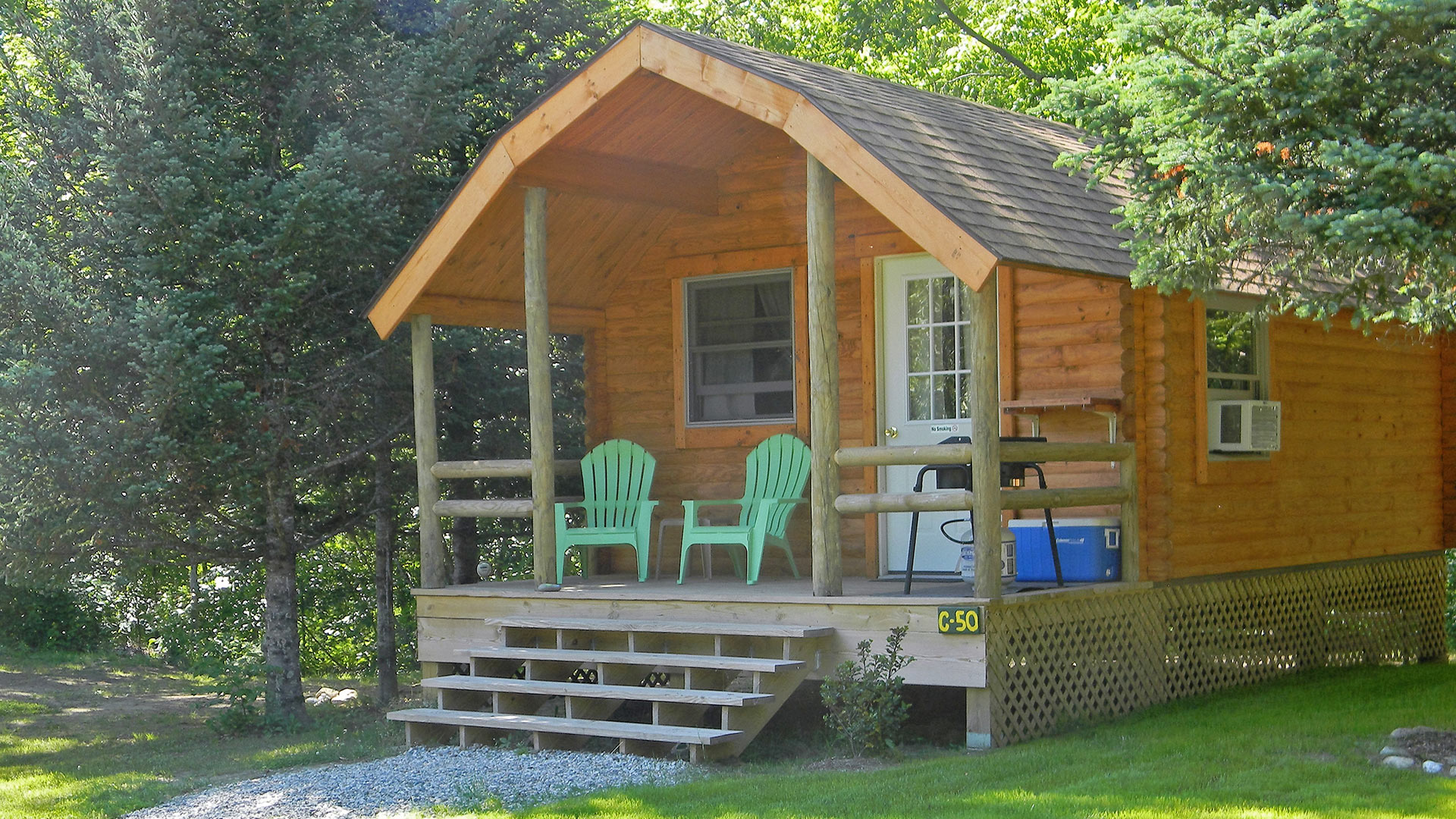 A rental cabin at Scenic View Campground